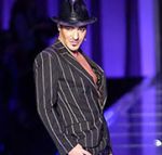 Джон Гальяно произвел новую сенсацию в Париже своим внешним видом ...