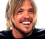 Барабанщик Foo Fighters запоет