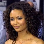 Джеймсу Бонду подобрали знатную девушку