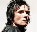 Вокалист Velvet Revolver пишет мемуары