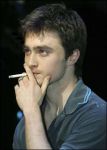 Гарри Поттер дымит как паровоз, несмотря на запреты продюсеров