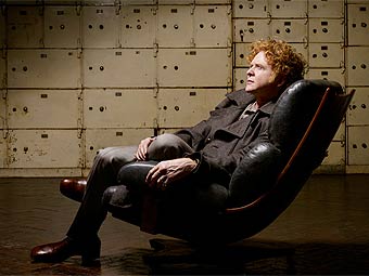 Simply Red: вокалист Мик Хакнолл подал в суд на EMI