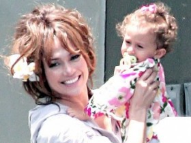 Дженнифер Лопез с дочерью на съемке нового фильма