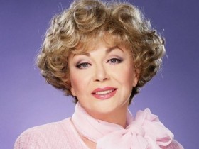 Эдиту Пьеху не пускают в БКЗ «Октябрьский»