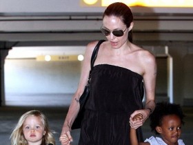 Анжелина Джоли вышла в свет с двумя дочерьми