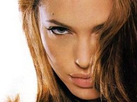 Анджелина Джоли за штурвалом