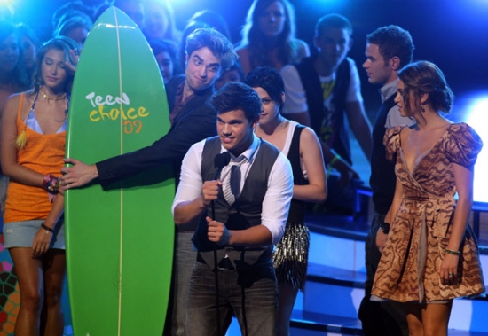 Подростки раздали награды звездам