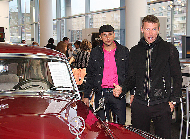 VJ Арчи присматривает себе ретромобиль