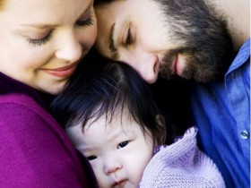 Кэтрин Хейгл усыновила ребенка ради пиара?