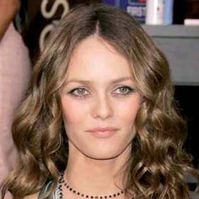 Ванесса Паради разрекламирует помаду Chanel