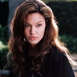 Анджелина Джоли возглавила список красавиц десятилетия