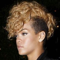 Рианна побрила голову