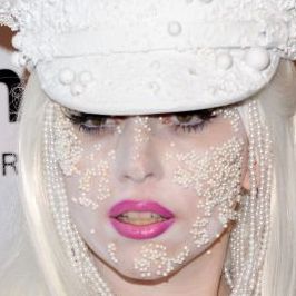 Lady Gaga носит жемчуг … на лице