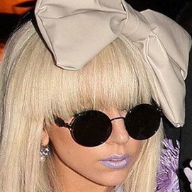 Lady GaGa в стране чудес (видео).