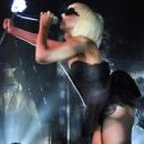 Видео: фаната Lady Gaga сбросили со сцены