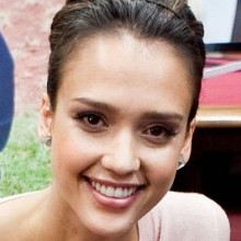 Джессика Альба помогает детям