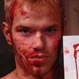 Келлан Латс просит одобрить его Твиттер
