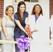 Сандра Баллок на открытии новой клиники в Новом Орлеане