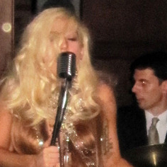 Lady Gaga спела в баре