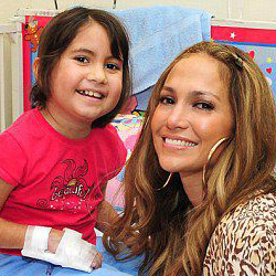 Дженнифер Лопес навестила больных детей