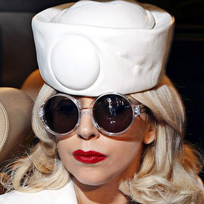 Lady GaGa в костюме медсестры