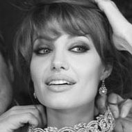 Анджелина Джоли создала коллекцию украшений