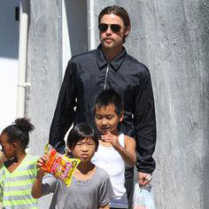 Брэд Питт и Анджелина Джоли с детьми в Новом Орлеане