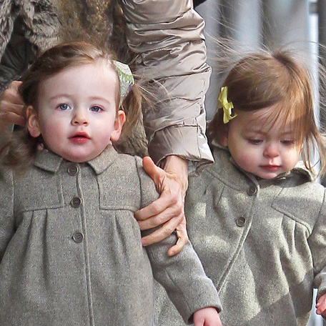 Сара Джессика на прогулке с близнецами в день рождения