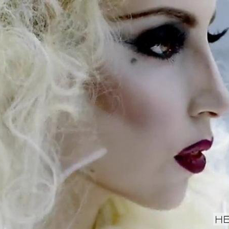 Певица Леди Гага наточила перо