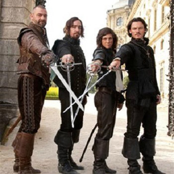 "Мушкетеры" с Орландо Блумом, Миллой Йовович и Кристофом Вальцем: свежие кадры