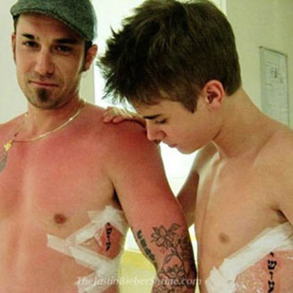 Джастин Бибер и его отец: одинаковые татуировки