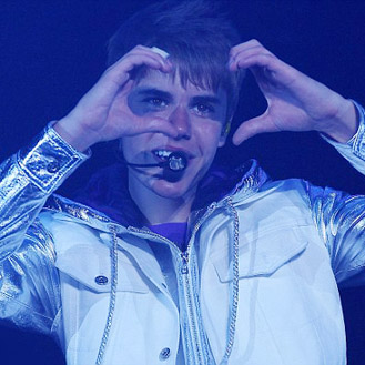 Бритни Спирс, Джастин Бибер и другие звезды помогают сиротам