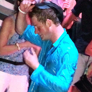 На вечеринке Принц Гарри решил продолжить танцевать в воде