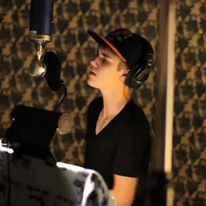 Джастин Бибер перепевает «Санта Клаус спешит в город» в закулисном видео создания альбома