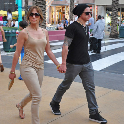 Дженнифер Лопес платит бойфренду стипендию