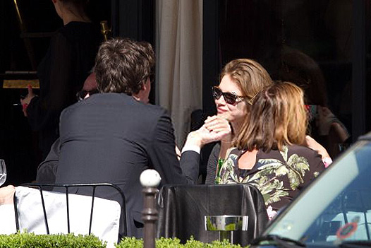 Наталья Водянова гуляет по Парижу со своим бойфрендом