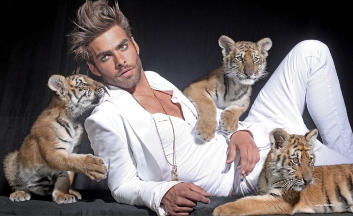 Джон Кортахарена со зверушками