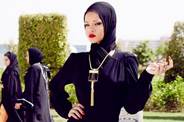 Рианну выгнали из мечети во время фотосессии