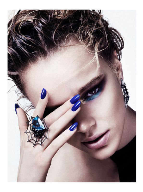 Зо Новак во вьетнамском Elle