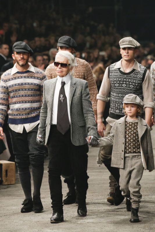 Карл Лагерфельд представил новую коллекцию Chanel 