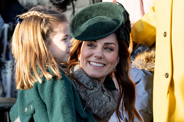 Герцогиня Кейт Миддлтон с детьми на шопинге в детском магазине одежды