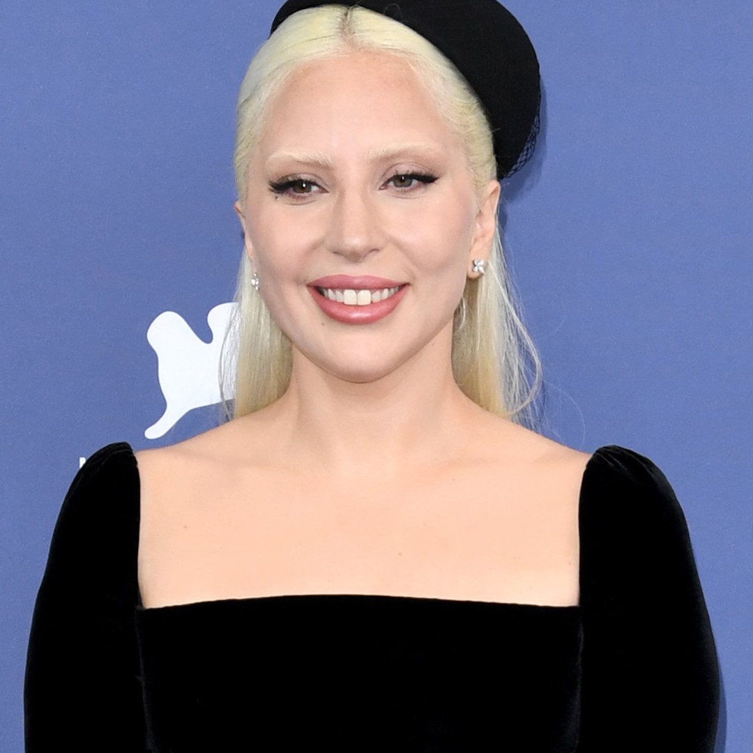 Lady Gaga Появилась с Новым Темным Образом в Париже